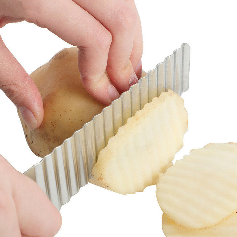 Slicing a potato with el Cuchillo Ondulado Cheftronics, herramientas para verduras
