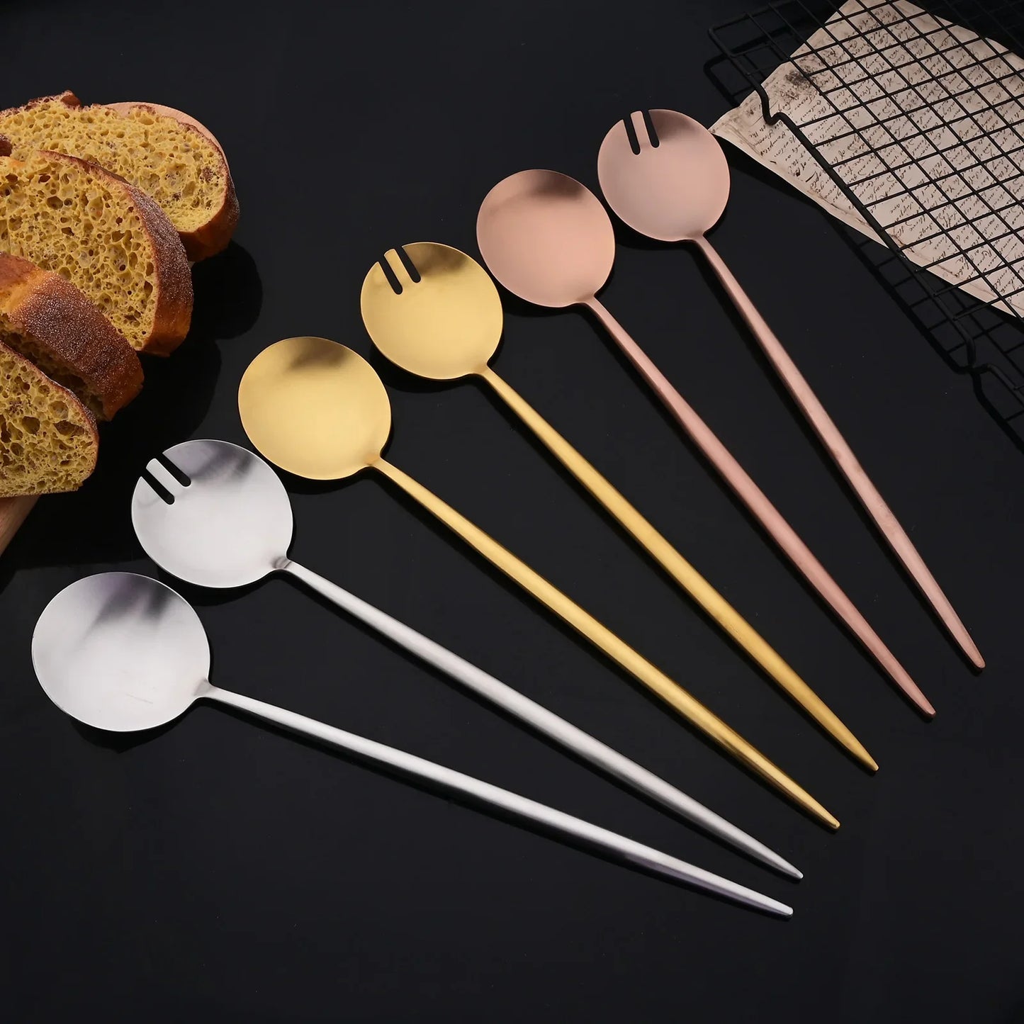 ¡Dorada Elegancia Culinaria Cheftronics para Ensaladas de Acero Inoxidable!