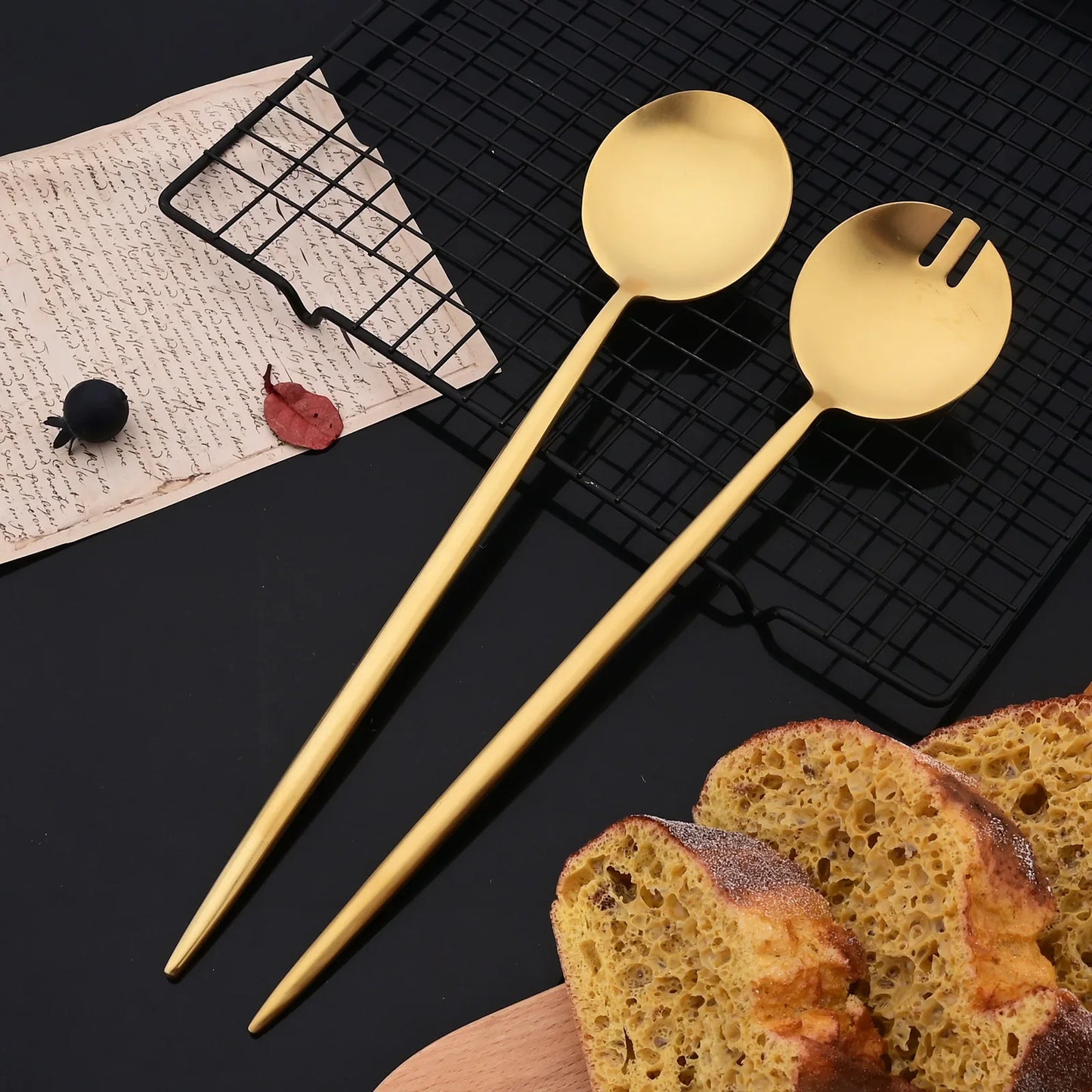 ¡Dorada Elegancia Culinaria Cheftronics para Ensaladas de Acero Inoxidable!