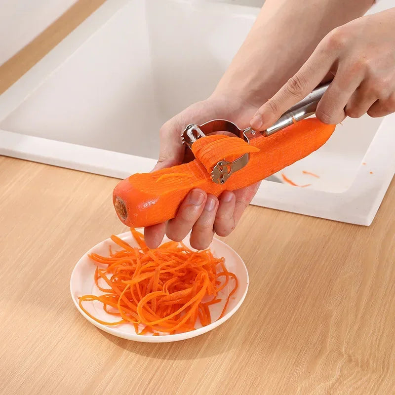 Persona pelando una zanahoria con el Pelador Cheftronics de acero inoxidable